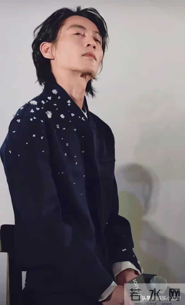 太心疼!陈晓瘦脱相仅剩骨架,虚弱扶膝,被迫营业画面全网心碎!