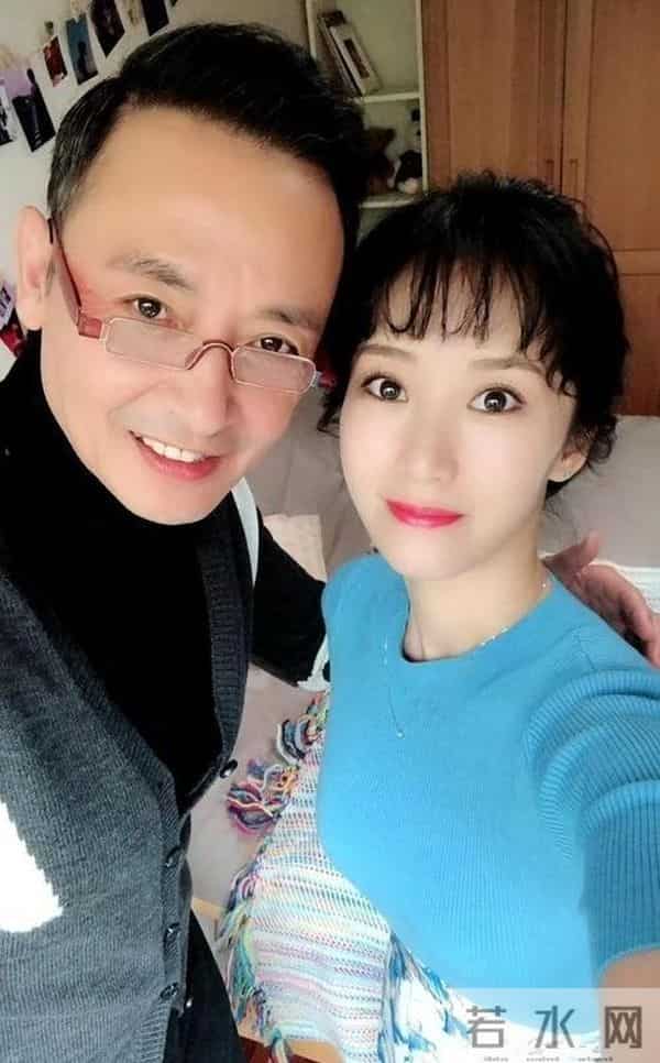 原来她是侯长荣的女儿,如今定居澳门,父女感情很好,且长得像妈