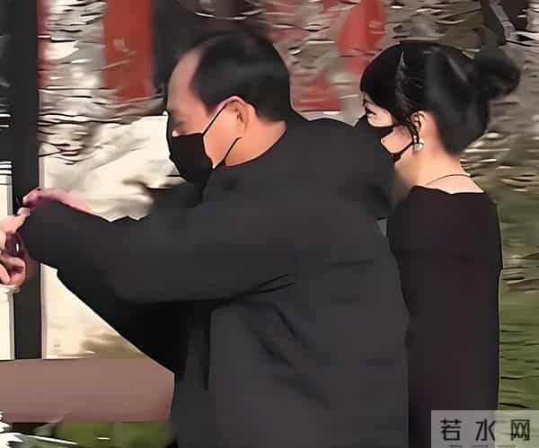 唐嫣现身罗晋父亲葬礼,两人并排走招待宾客,此前两人被传婚变