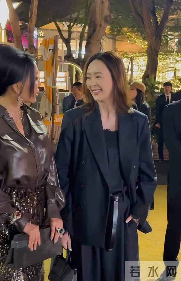 深圳这一天，胡静嫩了，童瑶又飒又美，却被罕见露面的王凯惊艳了