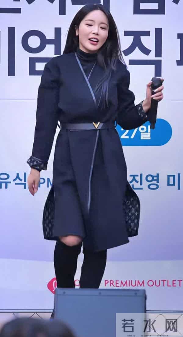 没有刘海的洪真英好成熟,好有韵味啊 配上开叉大衣賊性感賊有范