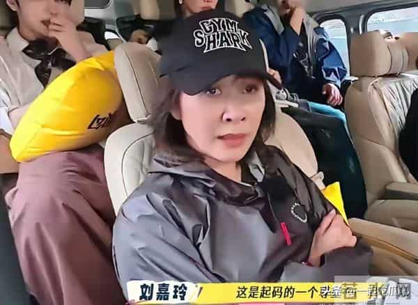 刘嘉玲出席好友婚礼,穿蕾丝透视裙秀身材,却被全裹的关之琳抢镜