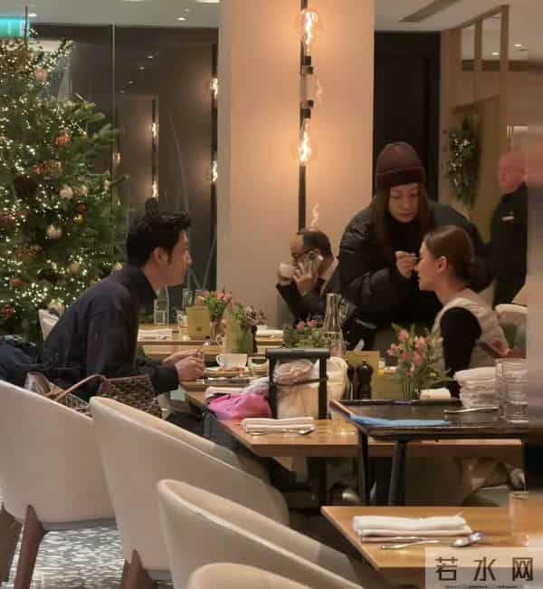 窦骁伦敦陪老婆工作,帮老婆拎包好贴心!与何超莲感情稳定又甜蜜