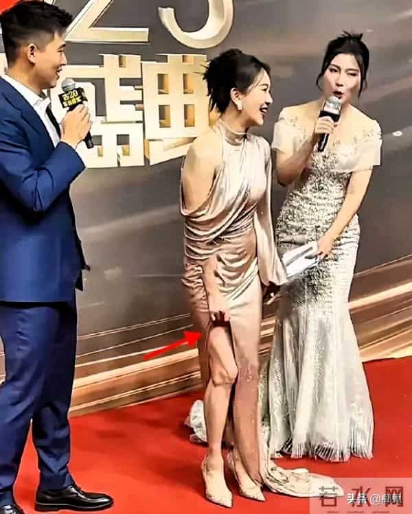 48岁左小青红毯翻车?亮片裙开叉到胯,全程拽裙角,尴尬溢出屏幕