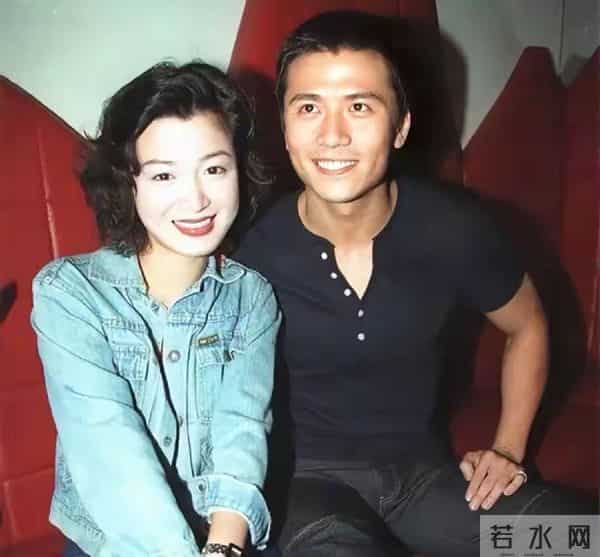 TVB前男星内地被偶遇，发际线引热议，56岁仍单身，曾被传同性恋