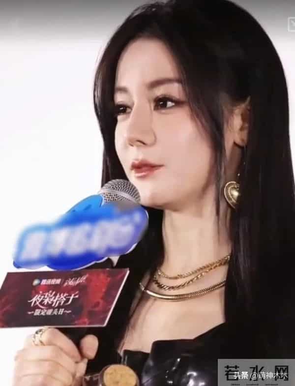 迪丽热巴最新露面状态差，脸部浮肿被质疑医美，浓妆难掩疲态