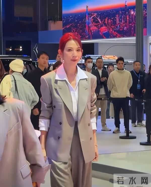 53岁蔡少芬为钱累脱相,化妆时直呼又困又累,15岁就开始为母还债