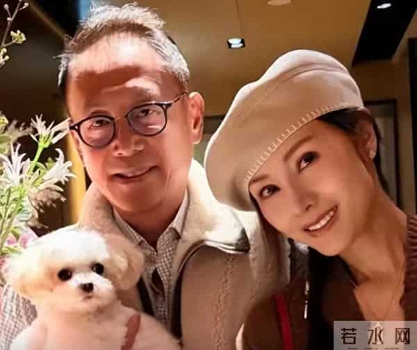 李嘉欣晒照引发热议,左手46万手表,右手10万黄金手镯,太壕气!