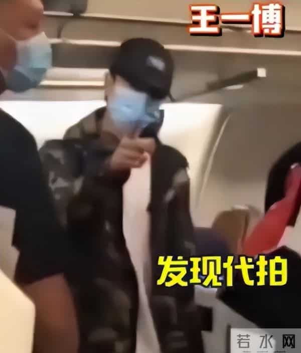 刘宇宁直播时被私生打电话