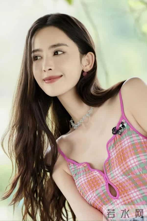 古力娜扎清纯的吊带裙