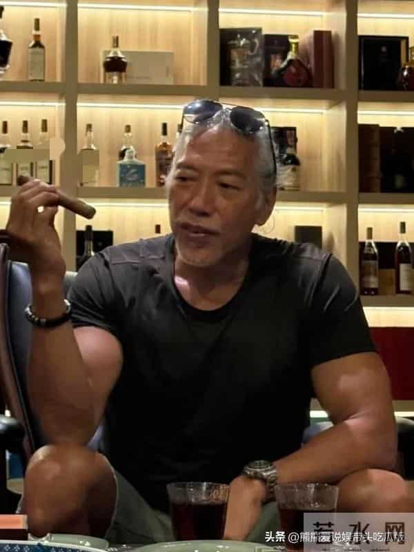 62岁张耀扬现身澳门和朋友聚餐,一边抽雪茄一边喝酒,好霸气!