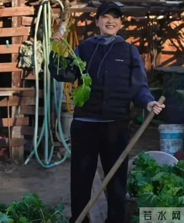 梅婷别墅请客烤肉,儿女上镜卖萌,丈夫却成最大“亮点”