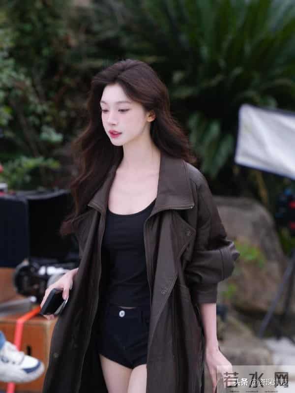 易梦玲最新路透！好纯欲的高跟鞋，脖子以下全是腿！