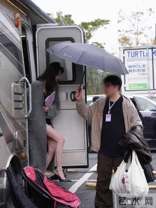 易梦玲最新路透！好纯欲的高跟鞋，脖子以下全是腿！