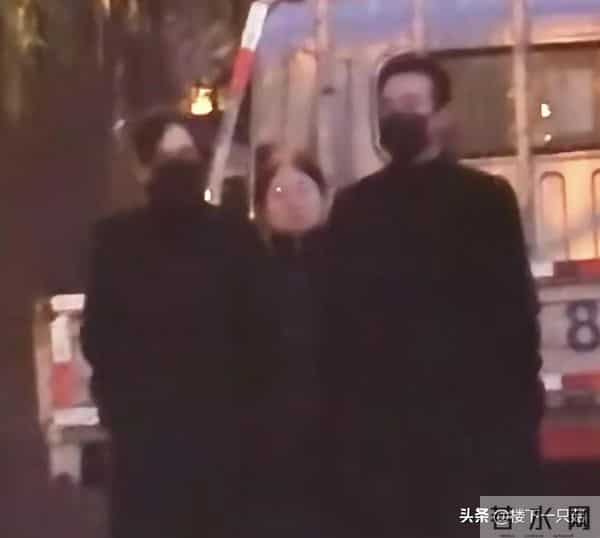 罗晋父亲葬礼结束后在路边徘徊 唐嫣满脸担心默默陪伴 为其减少工作