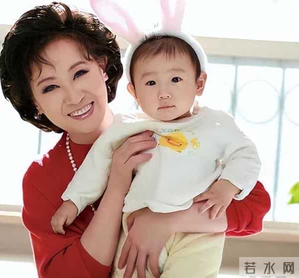 她是央视著名主持人,退休8年被央视返聘,今74岁被誉为最美姥姥