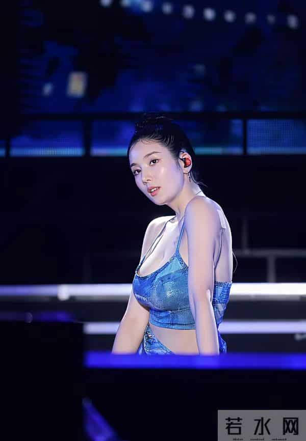 权恩妃 演唱会大秀身材