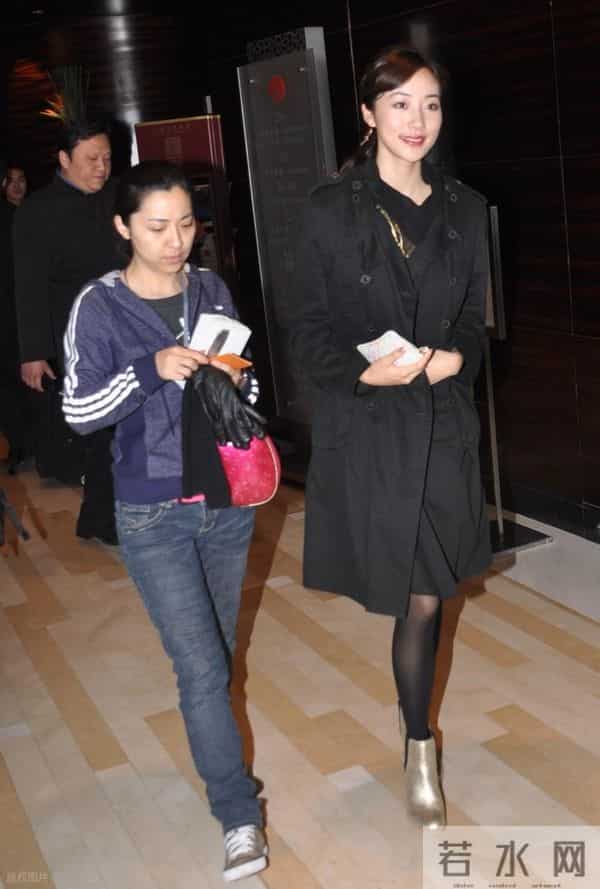 韩雪黑丝高跟出席活动旧照，笑颜如花