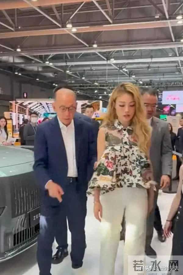 容祖儿与老板杨受成现身香港车展，老板全程跟在祖儿身后像个保镖