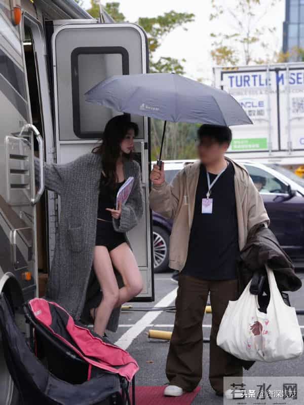 易梦玲最新路透！好纯欲的高跟鞋，脖子以下全是腿！