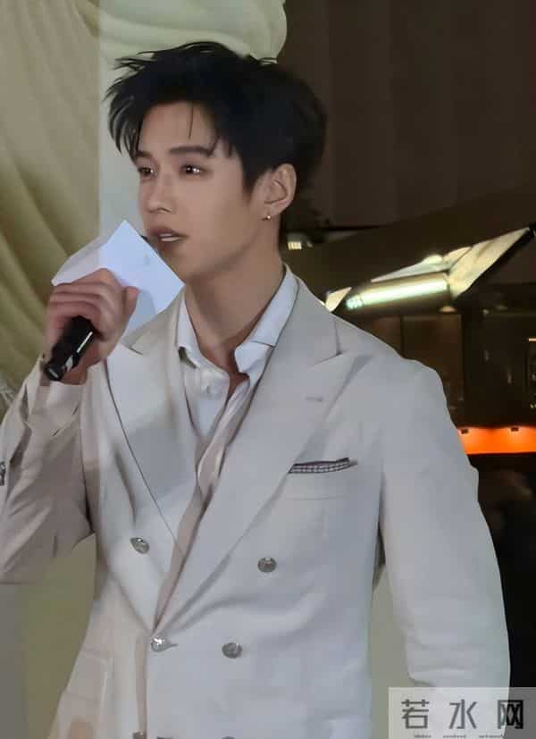 深圳这一天，胡静嫩了，童瑶又飒又美，却被罕见露面的王凯惊艳了