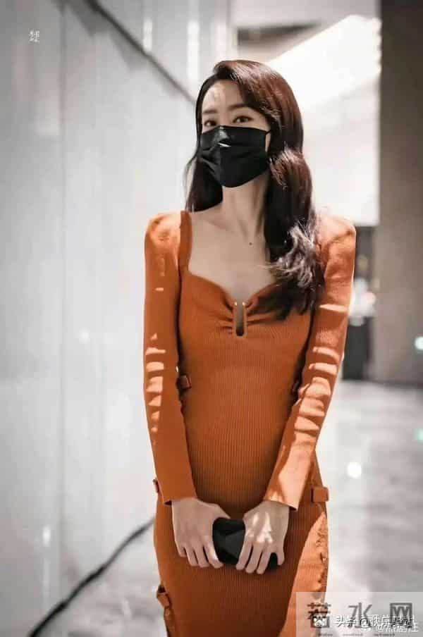 张小斐瘦得胸都没有了,居然还有小肚子,可见减肥真的太难了!