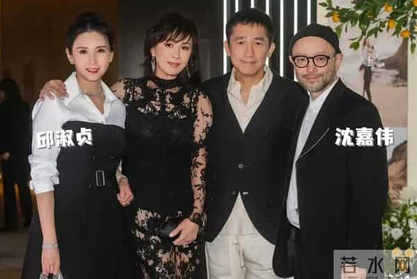 关之琳裹着丝巾和关颖同框,表情不大自然,邱淑贞和老公像两代人