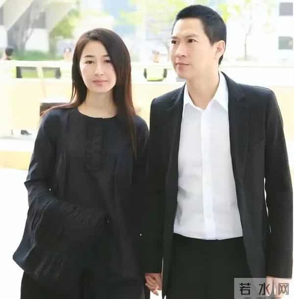 张家辉夫妇真老了!一起吃路边摊,61岁关咏荷脸上老年斑太抢镜