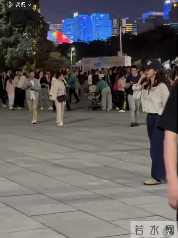 章若楠广州被偶遇，本人好美好漂亮元气十足，脸小超级有气质呀！