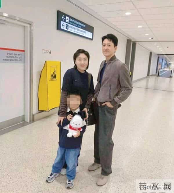 47岁王阳在新西兰机场被偶遇，他身材修长 打扮朴素，但看着好帅气