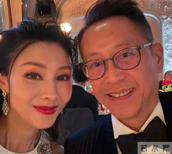 李嘉欣晒照引发热议,左手46万手表,右手10万黄金手镯,太壕气!