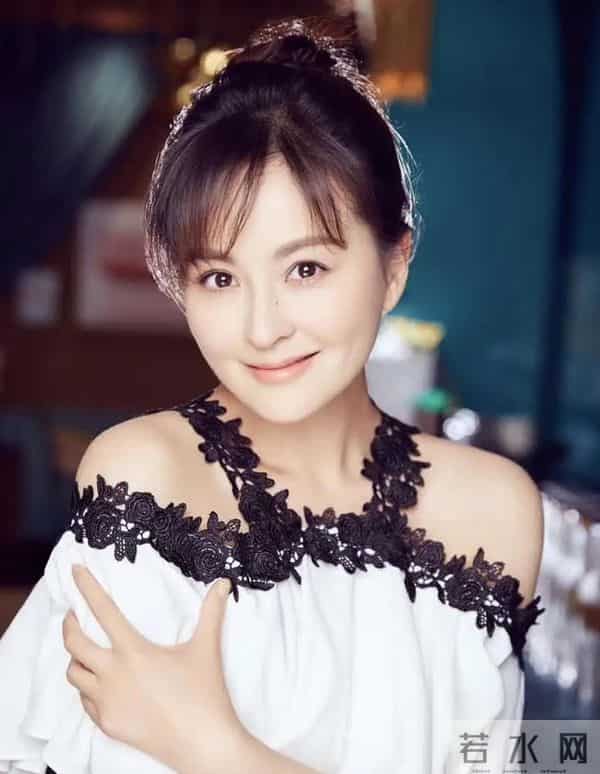 戴娇倩现状:回老家上海定居,靠直播带货讨生活,母女共用一张脸