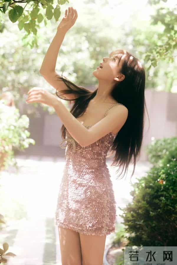 27岁赵露思太丰满，露背紧裙都兜不住好身材，难怪直男都喜欢她