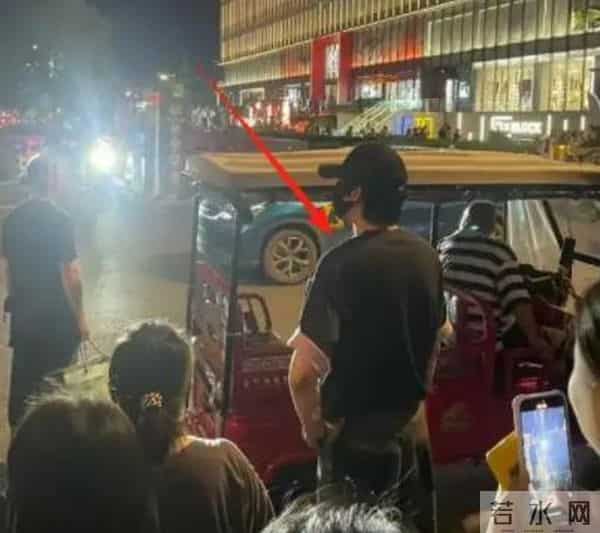 刘宇宁直播时被私生打电话