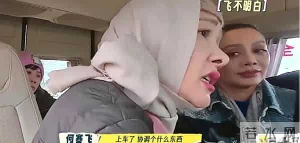 没想到！“不合群”的何赛飞，才是内娱真正的“聪明人”！