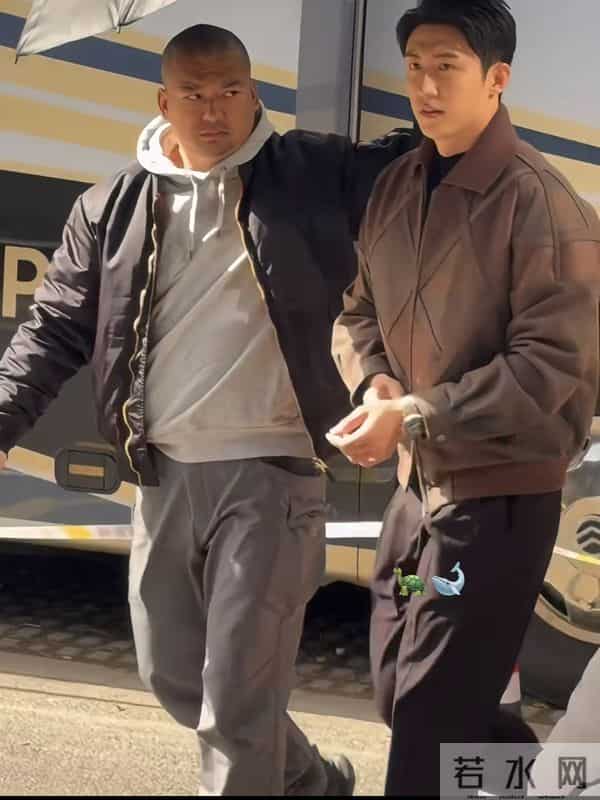 黄景瑜今日上班路透,美拉德风造型好帅气呀,真行走的衣架子呀!