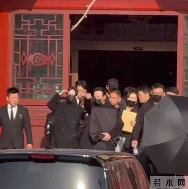 葬礼结束后,唐嫣微博首度发声,与罗晋北京小区同框,举止亲密