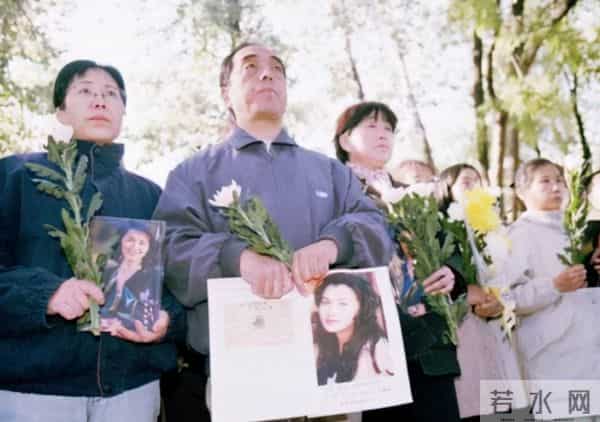 周洁上海墓地现状曝光!鲜花环绕很讲究,三个标志与李媛媛差别大