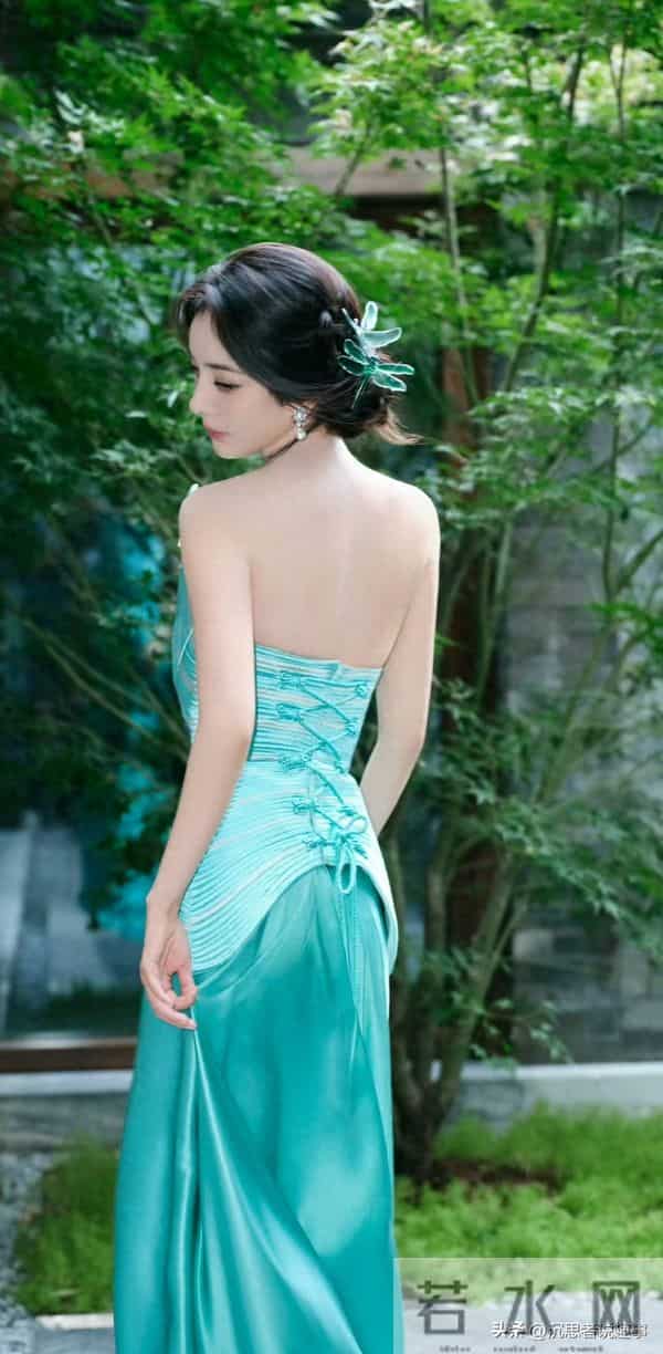 杨幂青裙衬肤白‖惊艳出场，优雅贵气美到挪不开眼