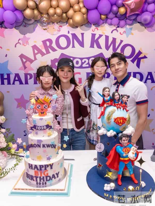 方媛晒三胎女儿满月照 自夸产后皮肤好 小腹平坦 女儿脚长能长到1米7