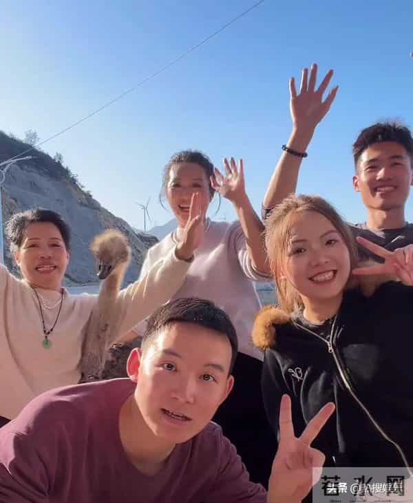 谢浩男只用了两步,竟然又把谢家盘活了,他经商头脑可比他爸强