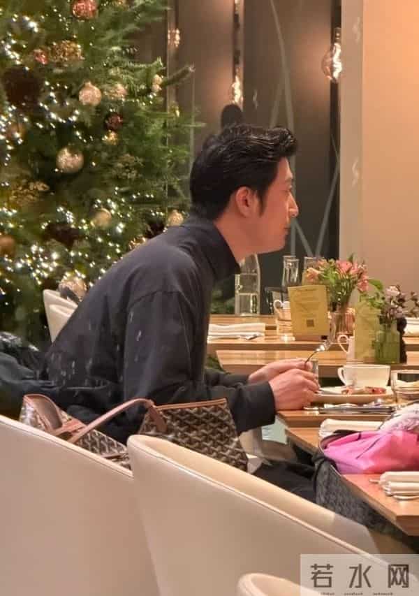 何超莲夫妻英国被偶遇，自带化妆师排场十足，窦骁全程盯妻变痴汉