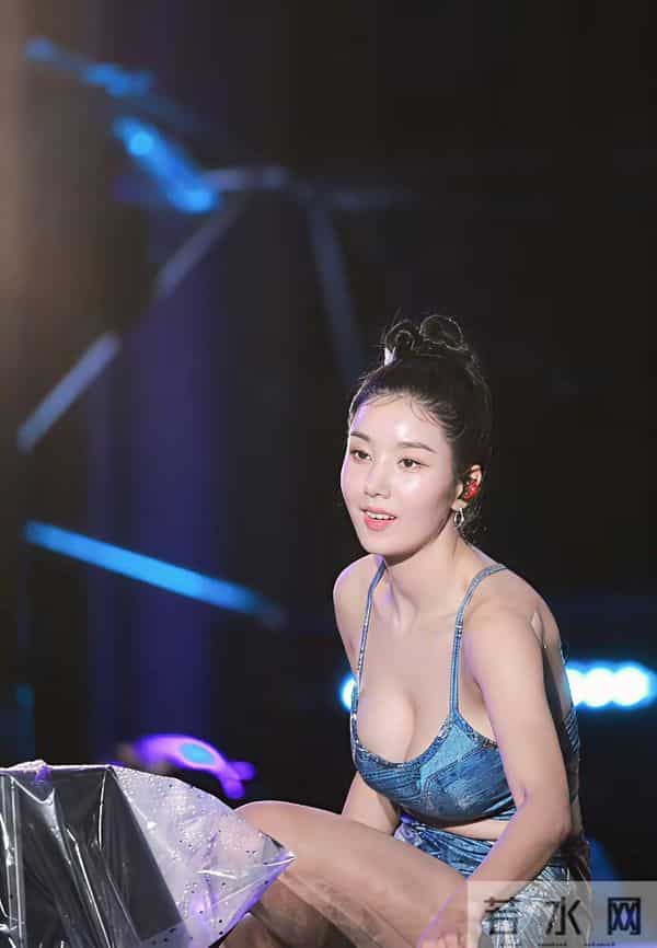 权恩妃 演唱会大秀身材