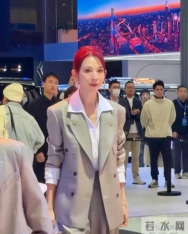 52岁蔡少芬现身广州车展,为钱累脱相,直言辛苦