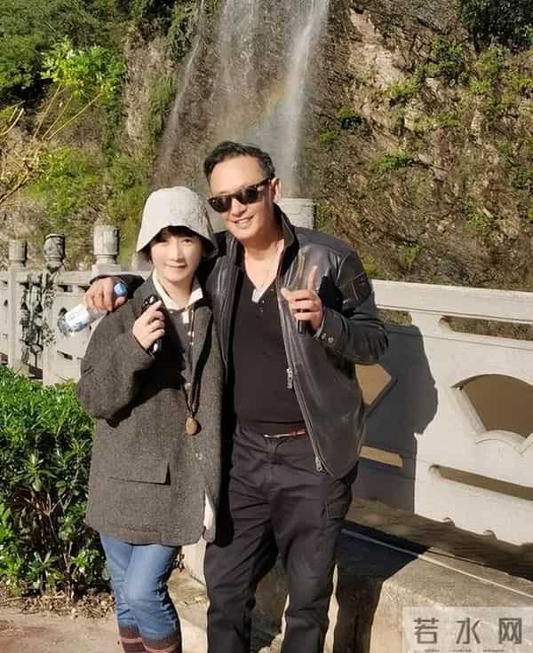 原来她是侯长荣的女儿,如今定居澳门,父女感情很好,且长得像妈