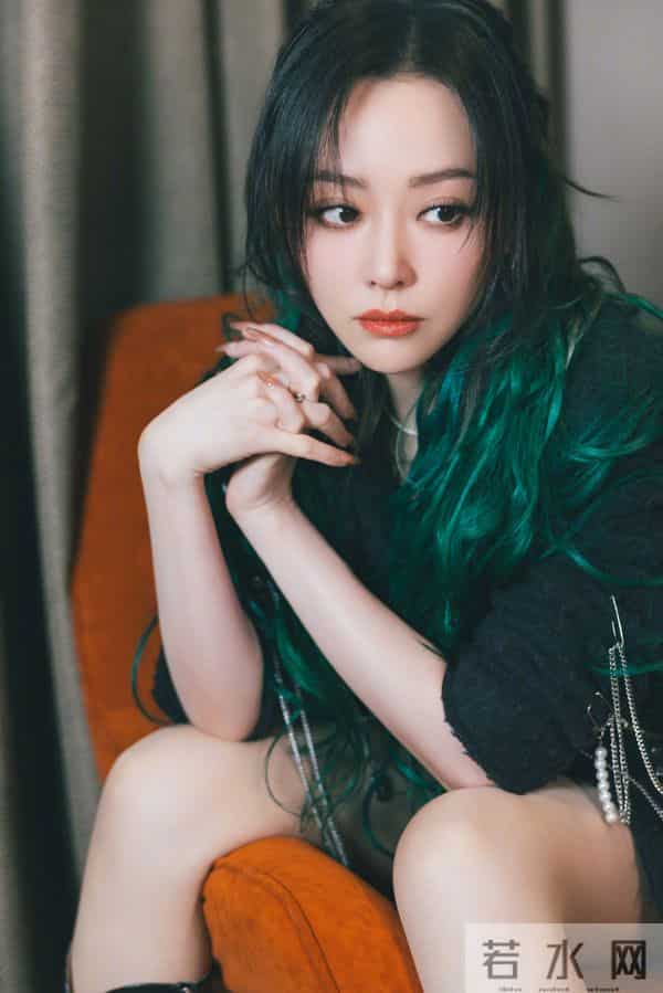 张靓颖黑色镂空蕾丝搭配恨天高美照