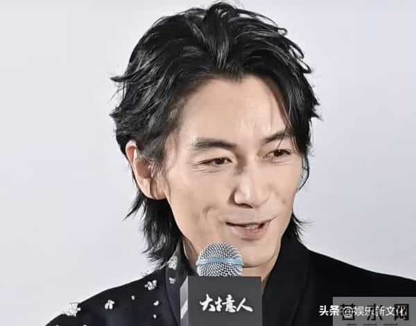 男人别太瘦！38岁陈晓现身活动，脸颊凹陷、眼纹密布不敢认！