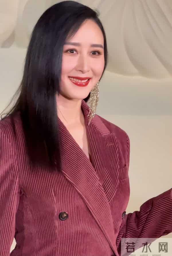 深圳这一天，胡静嫩了，童瑶又飒又美，却被罕见露面的王凯惊艳了