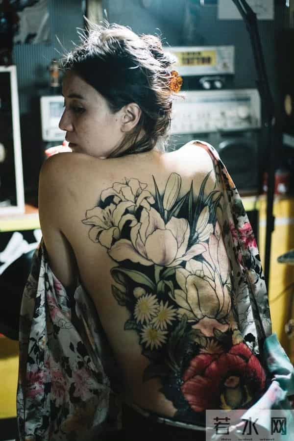 宋佳 影片里的满背纹身