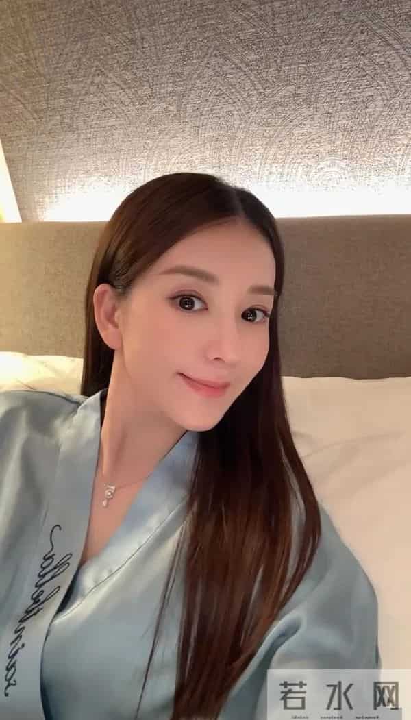 方媛晒三胎女儿满月合照，产后身材依旧能打，郭富城女儿奴实锤